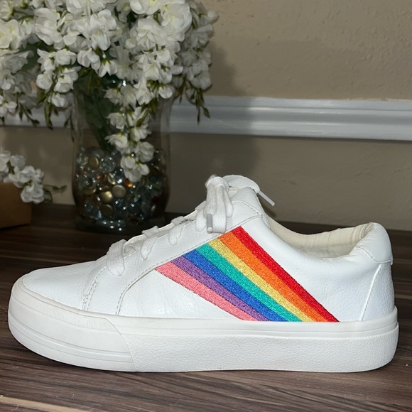Gianni Bini daydreaming, rainbow sneakers - Picture 4 of 12